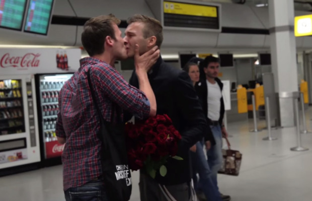  Para celebrar aniversário de namoro, rapaz surpreende parceiro com flash mob romântico!