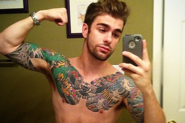  Perfil no Instagram bomba com seleção deliciosa de homens gays e tatuados