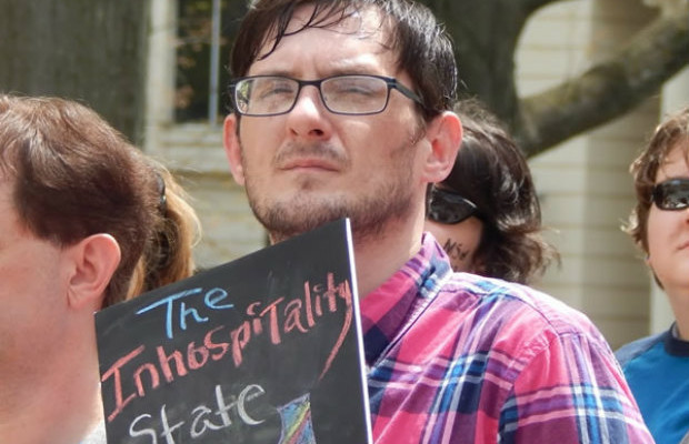 Professor evangélico estuprava adolescente gay para fazer ele “odiar homens”