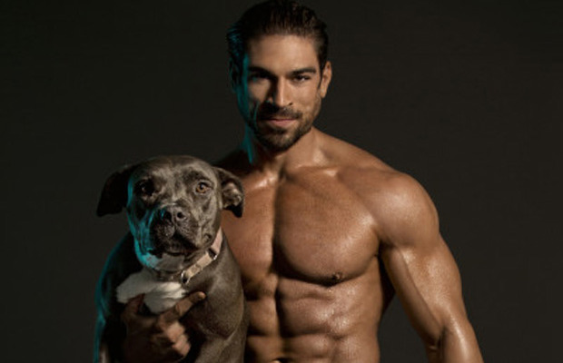  Homens posam sem camisa ao lado de cães para calendário em defesa dos animais!