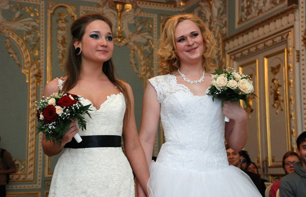  Lésbicas conseguem burlar lei russa e realizam o primeiro casamento de pessoas do mesmo sexo no país!
