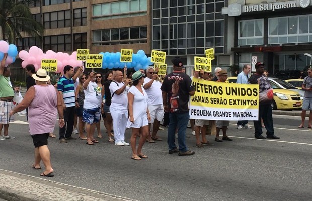  Marcha do Orgulho Hétero reúne 20 pessoas na orla do Rio de Janeiro!