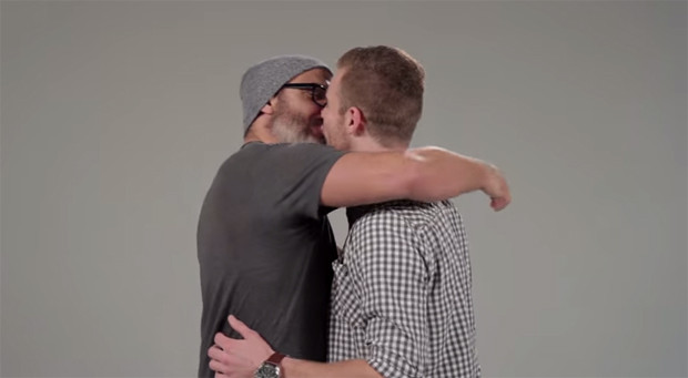  Vídeo mostra o que acontece quando dois homens heterossexuais se beijam pela primeira vez!