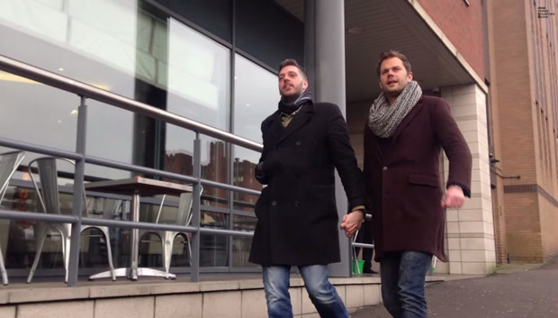  Radialistas da BBC saem nas ruas de mãos dadas e sentem na pele a homofobia