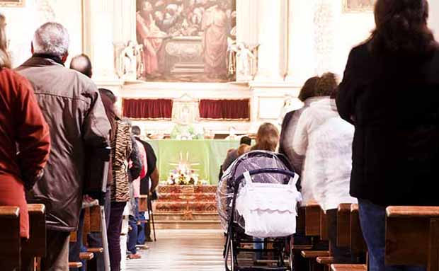 Após assumir ser gay, padre irlandês é ovacionado e aplaudido por fieis de pé