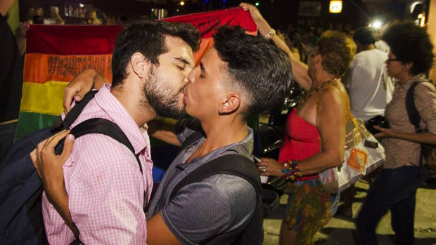  Beijaço contra a homofobia reúne cerca de 800 pessoas em Nova Iguaçu