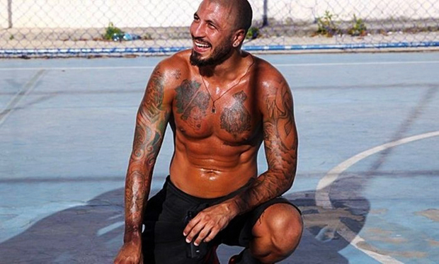 BBB15: De cueca branca, Fernando fica excitado durante banho com Aline!