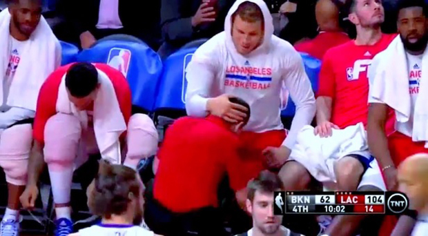 Jogador de basquete simula sexo oral em massagista durante partida ao vivo