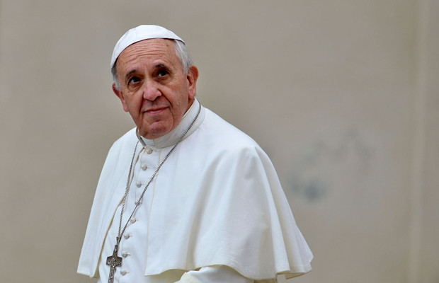  Chamado de “filha do diabo”, transexual é recebido pelo papa Francisco no Vaticano