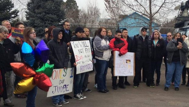 Pastor interrompe funeral após descobrir que a falecida era lésbica