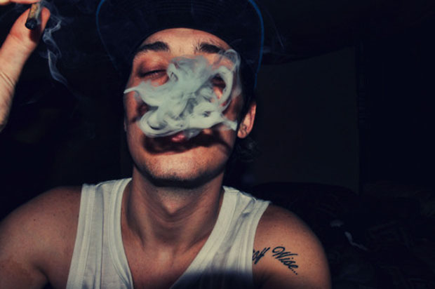 Homens héteros afirmam sentir atração homoerótica após consumirem maconha!