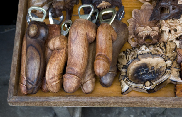  Pênis de madeira faz sucesso entre turistas em Bali, na Indonésia