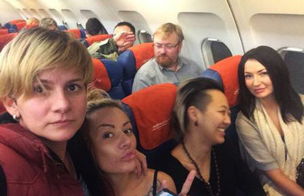  Lésbicas fazem selfie se beijando no vôo em que estava político antigay da Rússia