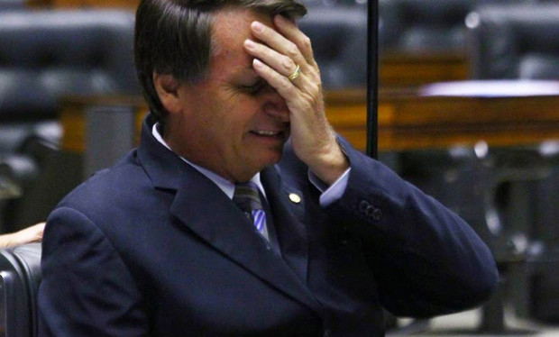  Brilha muito! Bolsonaro é alvo de protestos e leva banho de glitter em aeroporto