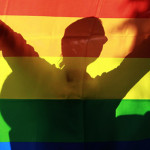ativista-levanta-bandeira-gay-em-manifestacao-em-kiev-original