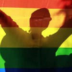 ativista-levanta-bandeira-peeno