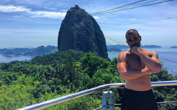  Astro do pornô gay internacional curte virada do ano no Rio de Janeiro