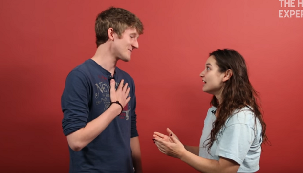  Vídeo mostra reação de gays beijando mulheres pela primeira vez