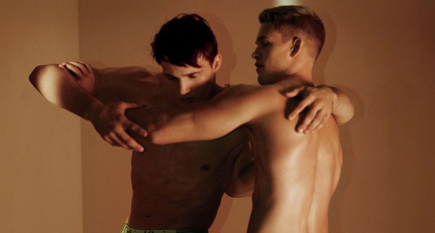  Calvin Klein coloca modelos gostosões para lutarem de cueca em novo comercial