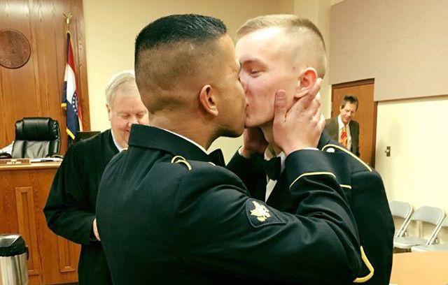 Foto de primeiro beijo de militares após casamento viraliza nas redes sociais