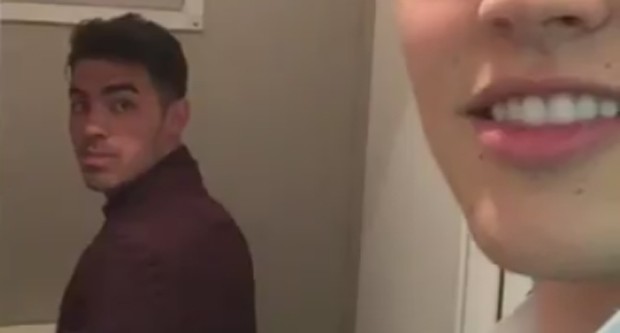  Jovem invade banheiro em que estava Joe Jonas e filma o cantor urinando