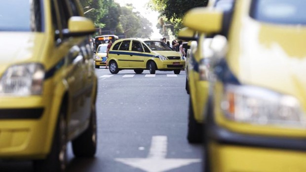  Aplicativo ’99Táxis’ exclui taxista que expulsou casal gay de táxi no Carnaval do Rio