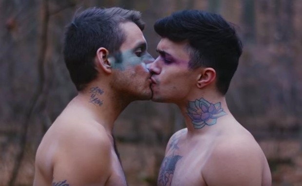  Wilder Green aparece peladão ao lado de ator pornô gay em novo videoclipe