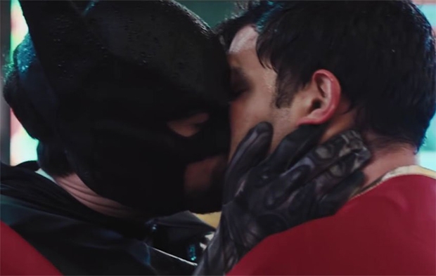  Heróis gays! Batman e Superman fazem pegação em videoclipe