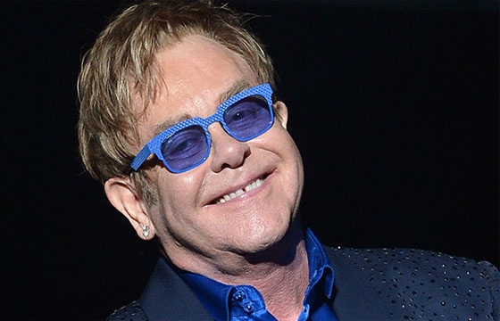  Elton John é processado por assediar sexualmente segurança
