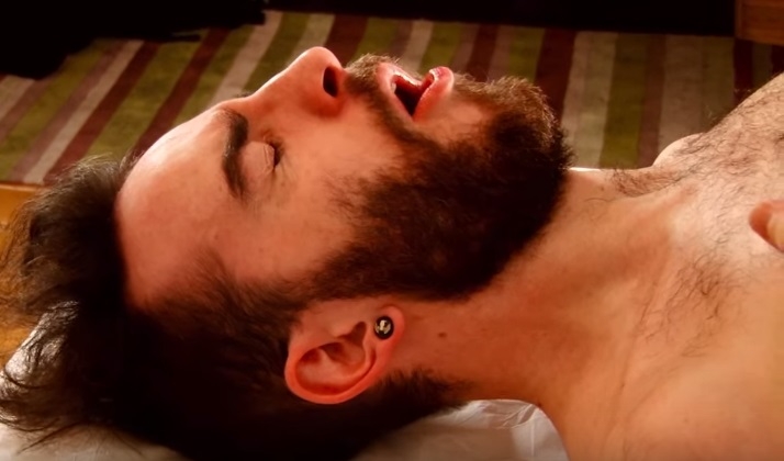  Vídeo mostra homens fazendo depilação anal pela primeira vez