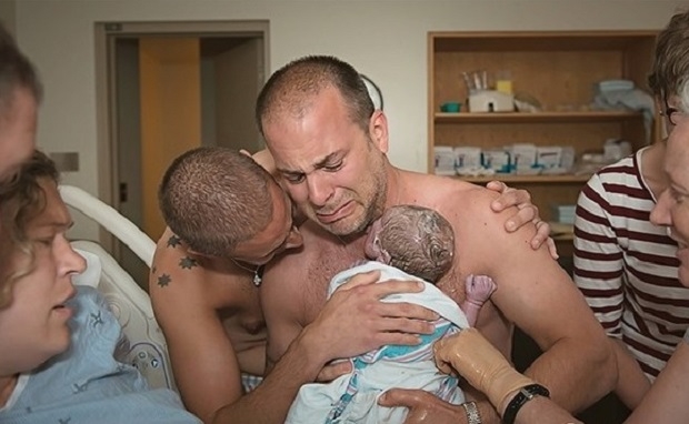  Foto comovente de casal gay com o filho é usada em campanha contra homossexuais