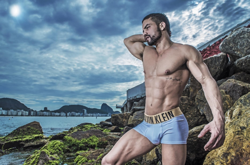  Alerta delícia! Ramon Souza sensualiza em praia do Rio de Janeiro