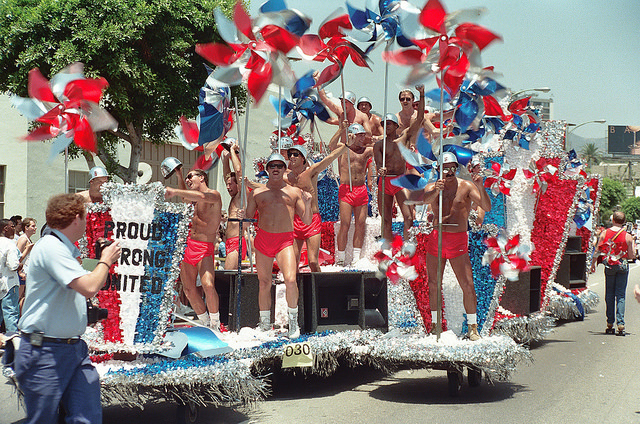 Fotográfo compartilha galeria de imagens históricas da Parada LGBT americana dos anos 80 e 90