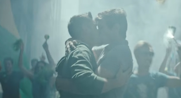  Comercial da Samsung traz beijo gay e convida Brasil a “desafiar barreiras”