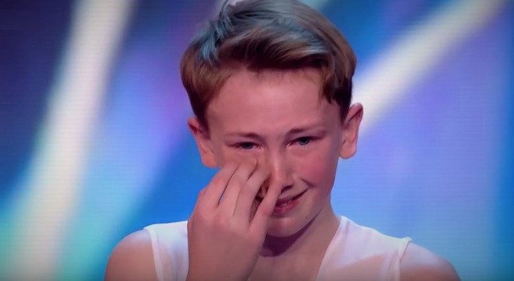 Chamado de gay por dançar ballet, adolescente dá a volta por cima em programa de TV