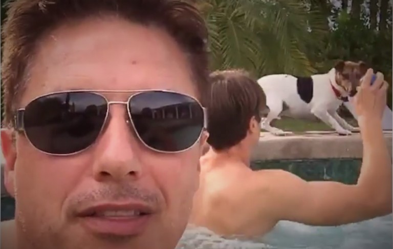 Marido de John Barrowman, de “Arrow”, aparece pelado durante live no Facebook