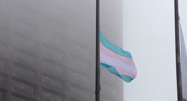 Prefeito hasteia bandeira do Orgulho Trans na sede da prefeitura de Boston