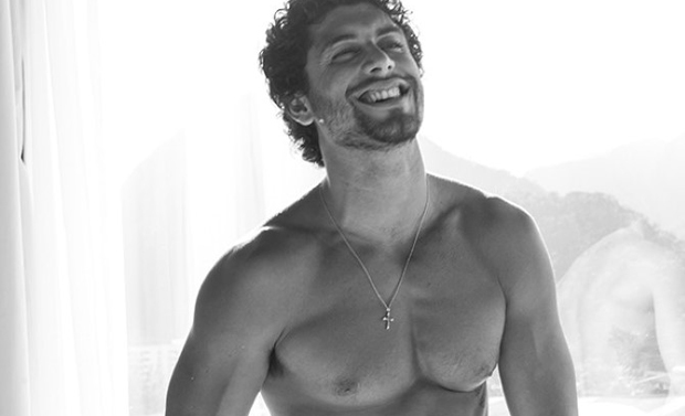 Jesus Luz tira a roupa e posa de toalha em ensaio sensual