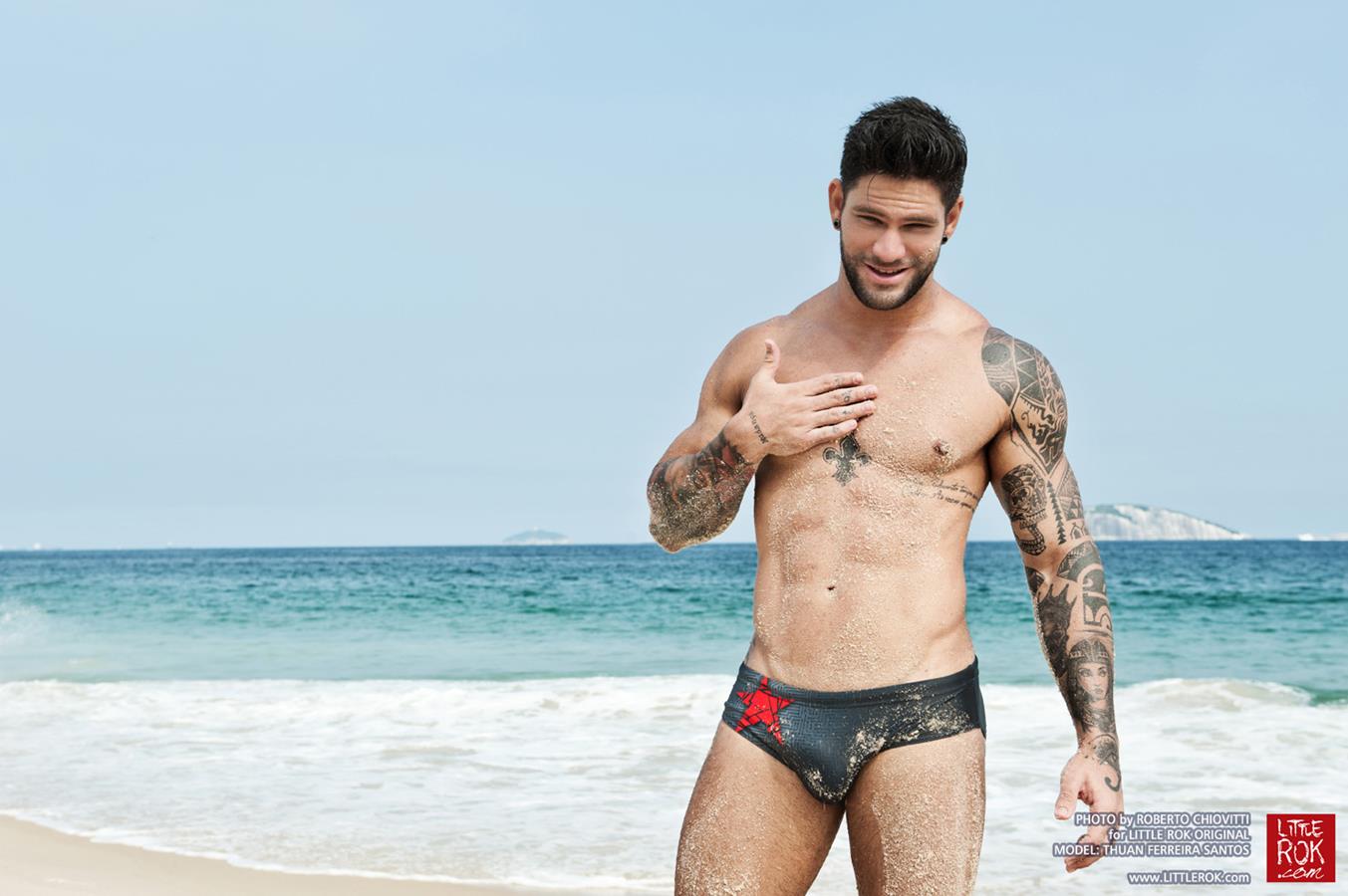 Thuan Portillo posa de sunguinha em praia do Rio de Janeiro para grife italiana