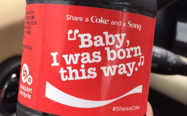  Nova campanha da Coca-Cola ganha garrafas com letras de músicas da Lady Gaga