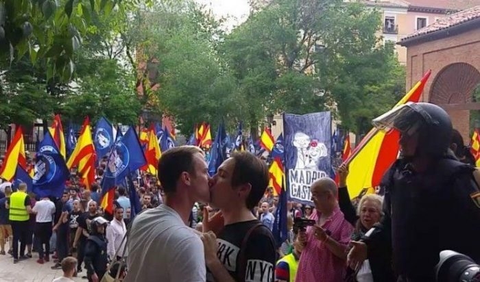  Casal gay troca beijos na frente de grupo de neonazistas após insultos homofóbicos