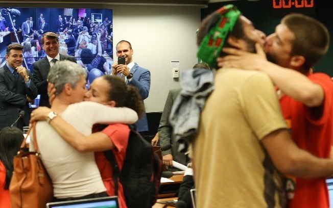  Ativistas promovem beijaço contra Marco Feliciano e Jair Bolsonaro