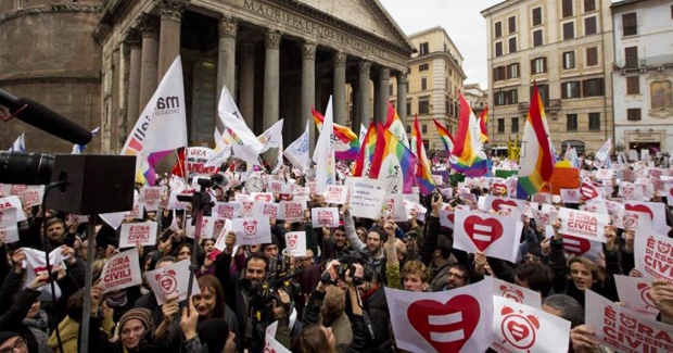  Após dois anos de discussão, Itália aprova lei que legaliza união gay