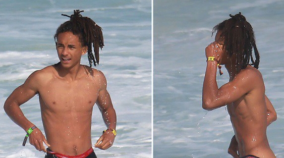  Jaden Smith é fotografado curtindo praia carioca só de cueca; confira