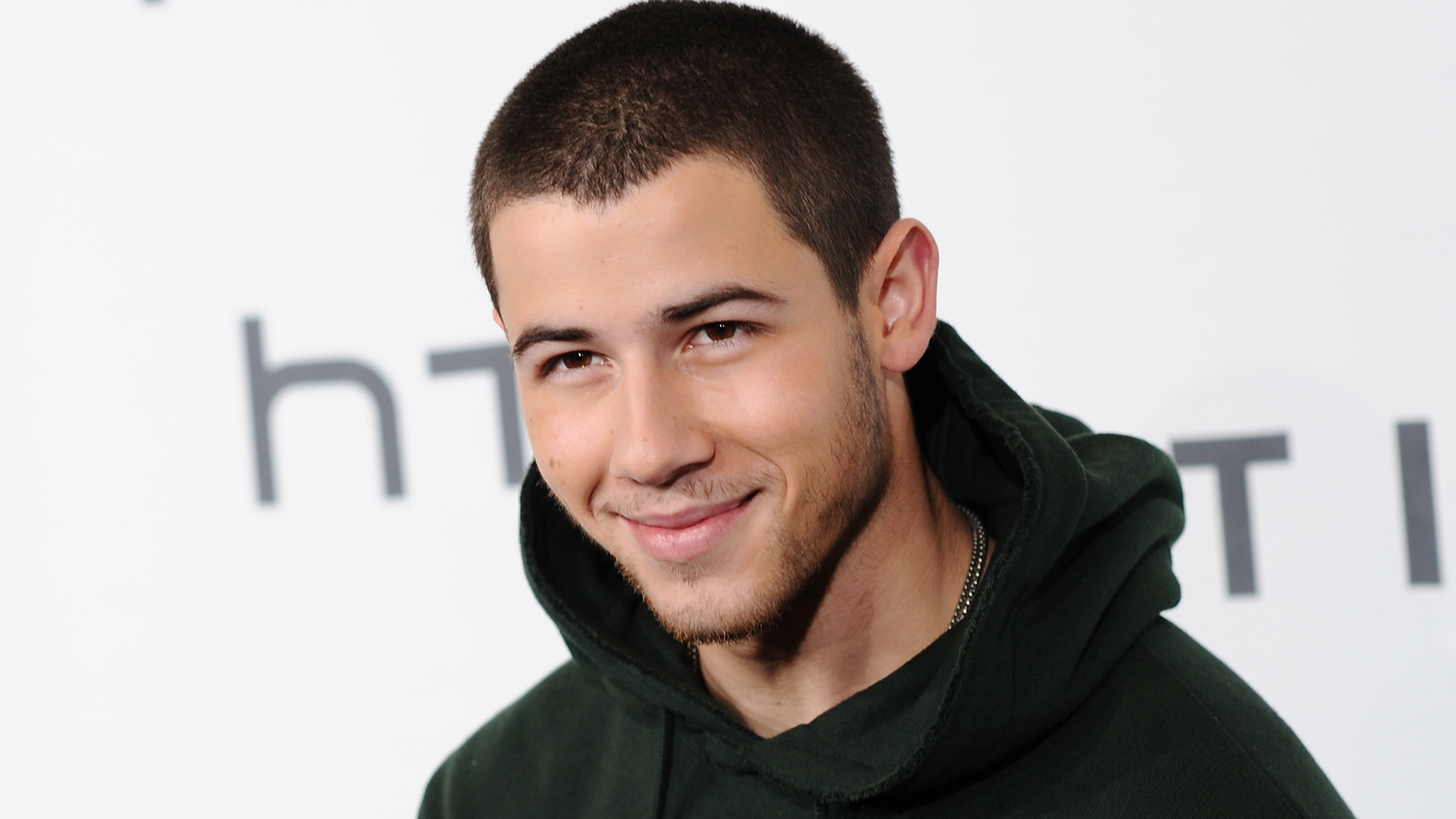 “Tecnicamente, eu já fiz sexo com um homem”, diz Nick Jonas sobre cenas de sexo em série de TV