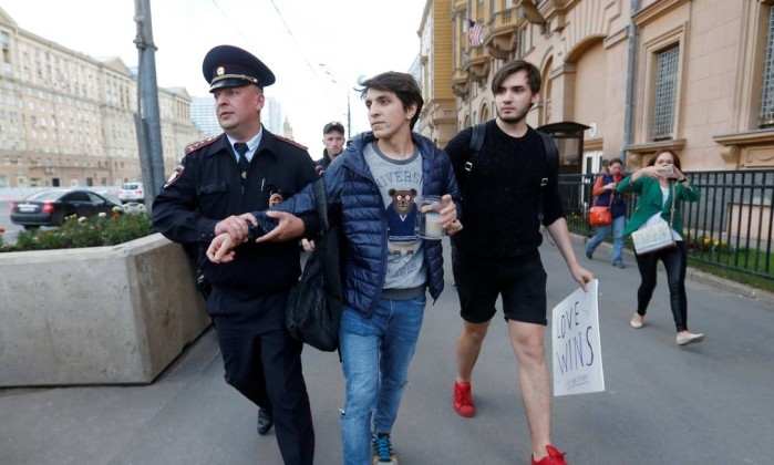  Polícia russa prende casal gay que prestava homenagem aos mortos de Orlando