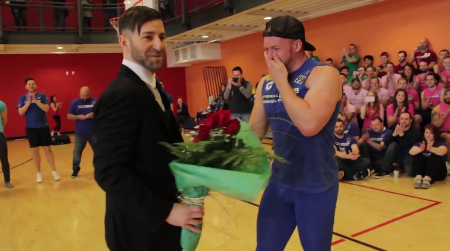 Homem surpreende namorado com pedido de casamento durante partida de queimado