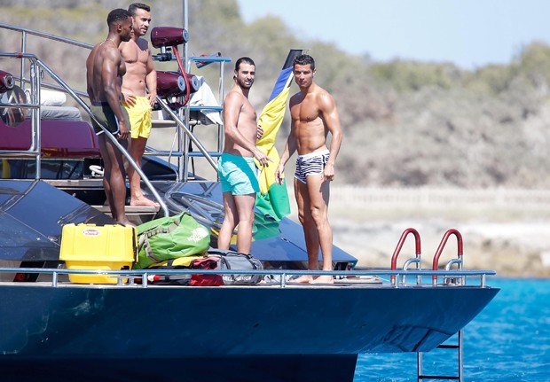 Christiano Ronaldo exibe corpo sarado em dia de folga com amigos