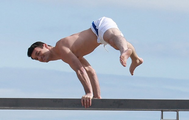  Diego Hypolito mostra flexibilidade e boa forma durante ensaio em praia do Rio