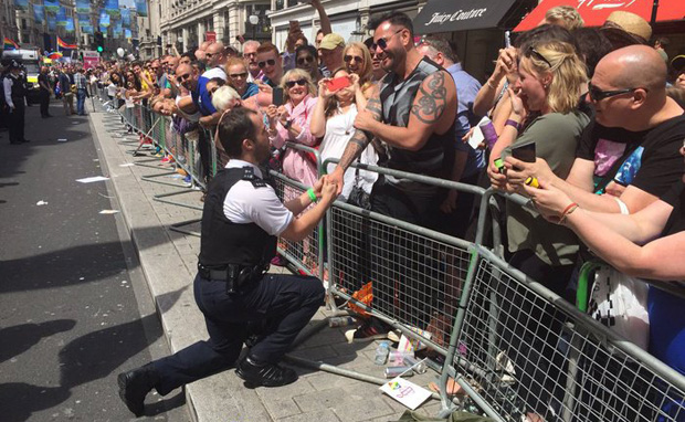 Policial surpreende namorado com pedido de casamento durante Parada LGBT de Londres